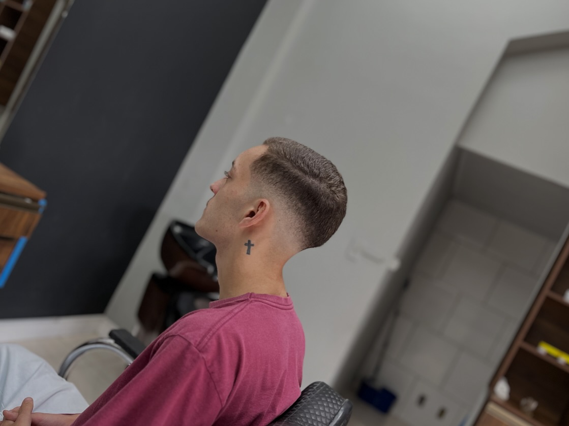Cliente satisfeito após o corte