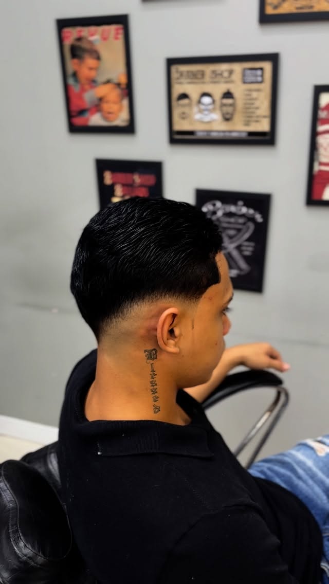 Cliente recebendo serviço de cabelo