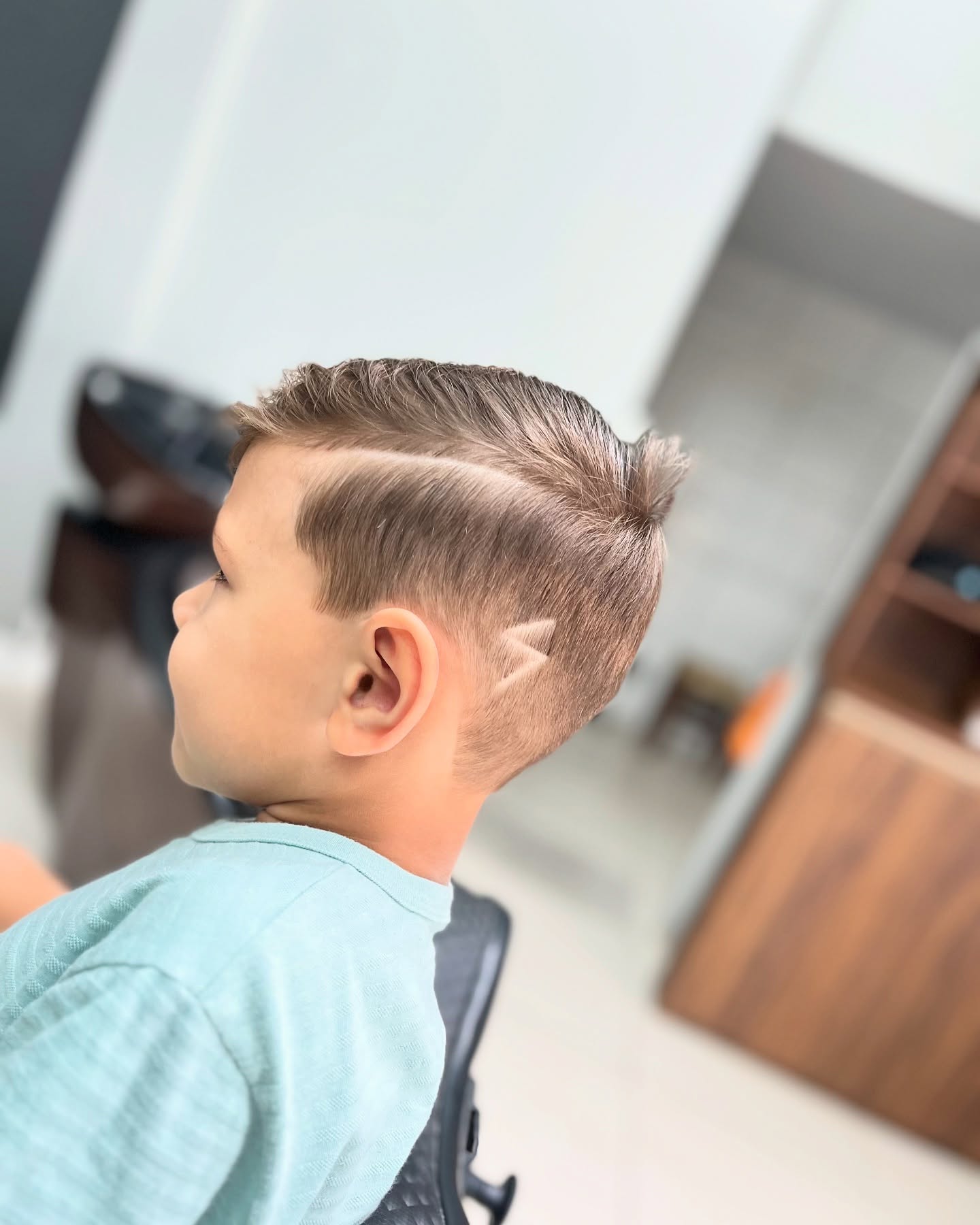 Cliente olhando o resultado do corte