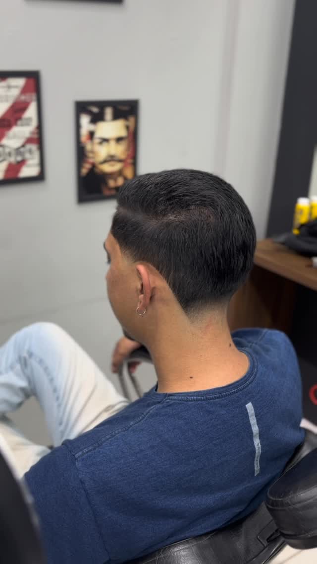 Cliente no ambiente moderno da barbearia