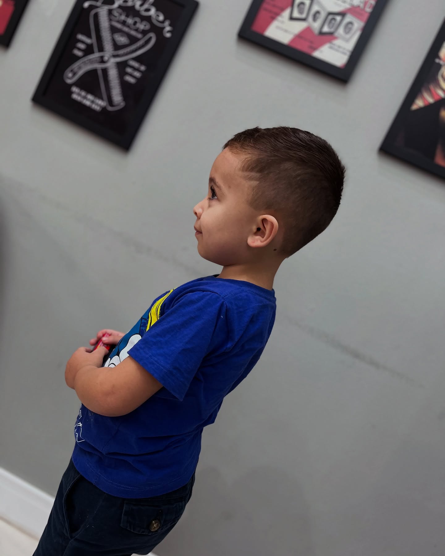 Cliente com corte moderno na barbearia